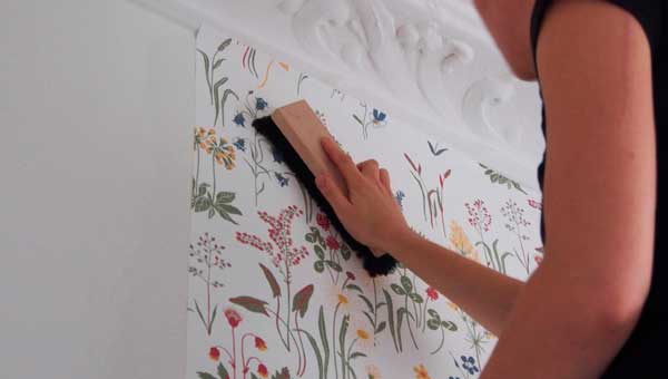 Как самостоятельно поклеить обои без ошибок