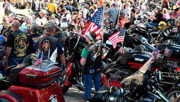 Тысячи байкеров Rolling Thunder собираются в Вашингтоне
